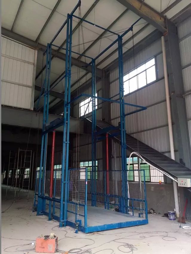導軌式液壓升降（jiàng）機